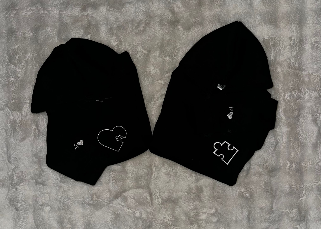 Partner-Hoodie Set „Perfect Match“ – Herz & Puzzleteil mit Initialen